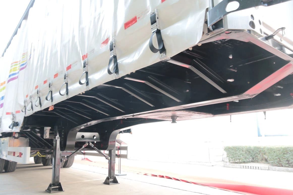 Reinforced gooseneck structure with double-layer steel plate on Kales 13M Curtainsider semi-trailer.