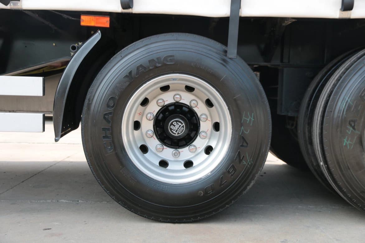 Detail of premium BPW axles and aluminum alloy rims on Kales 13M Curtainsider semi-trailer.