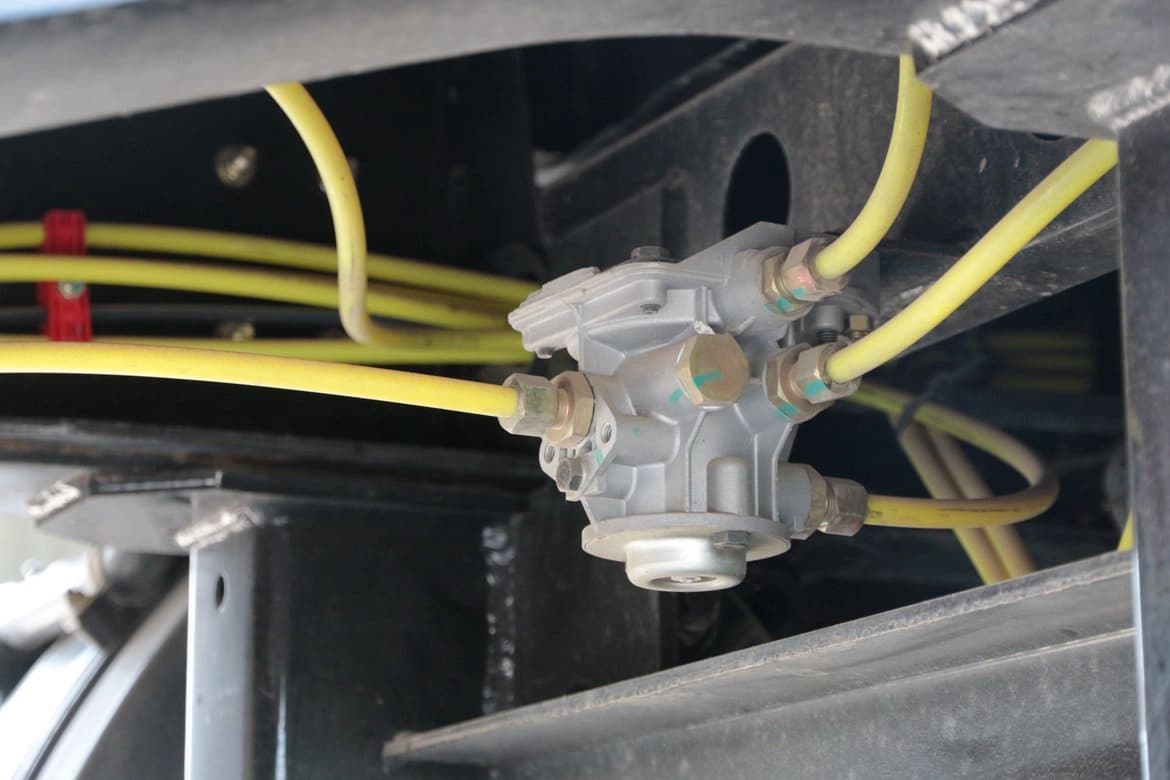 Close-up of WABCO brake valve on Kales 13M Curtainsider semi-trailer for enhanced braking safety.