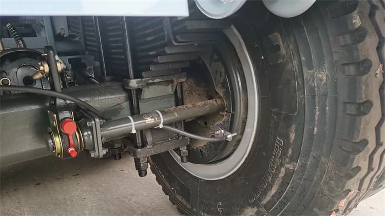 Heavy-duty axles and thickened leaf spring suspension on Kales 35m³ Dump Semi-Trailer.