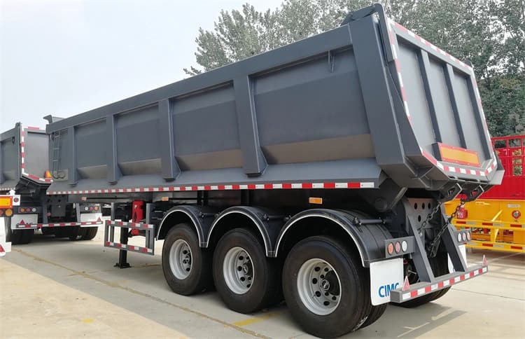 Rear 45-degree view of Kales 35m³ dump semi-trailer featuring side tool box and safety guard rails.