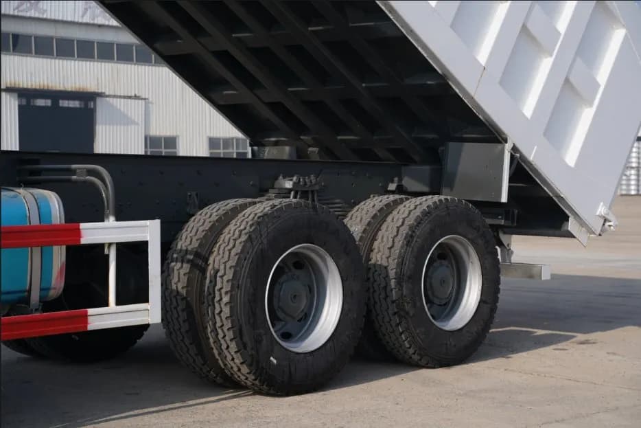 Sinotruk Howo 6×4 Used dumper trucks 371hp-420hp mining earthmoving trucks
