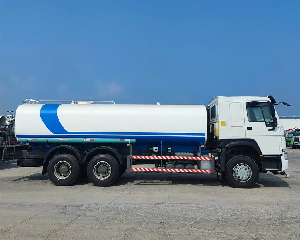 Sinotruk HOWO 20ton Sprinkler Water Spraying Truck 371HP Water Tank Truck for sale