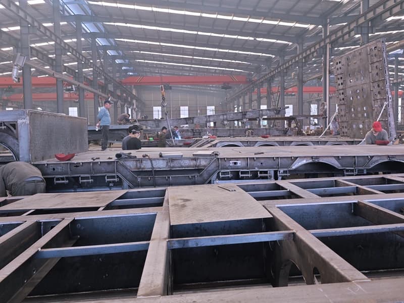 Técnico de Kales soldando la estructura de un semirremolque lowbed