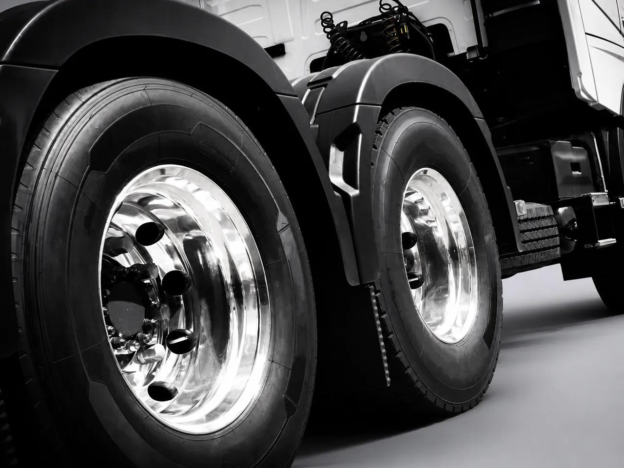 Close-up of a Kales Vehicle heavy-duty semi-trailer equipped with forged aluminum wheels and 295/80R22.5 radial tires for commercial logistics.