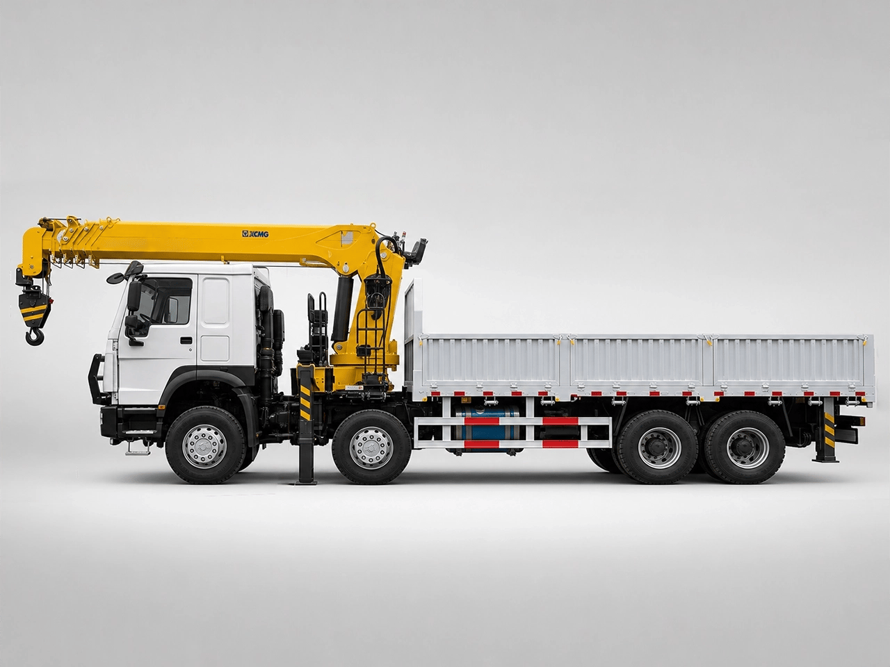 Kales Vehicle HOWO 8x4 371hp crane truck side view with 8.5m cargo body and XCMG 14 ton straight boom crane