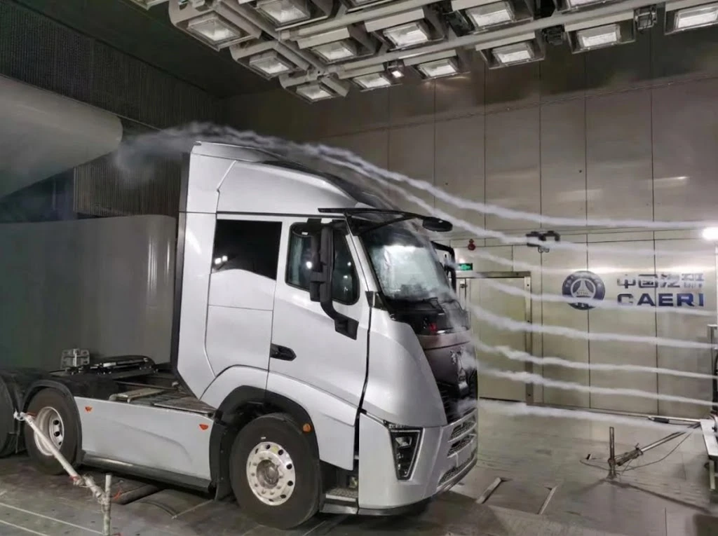 Slash Fuel Costs: How to Save $5,000+ per Truck Annually on Fuel Efficiency 2 Tractor equipped with cab roof fairings seamlessly integrated with a Kales semi-trailer, reducing aerodynamic drag by up to 30% for improved MPG.