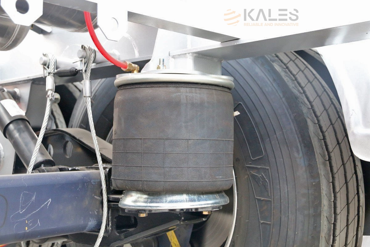 Air suspension system on a semi-trailer axle that filters road vibrations and maintains constant tire contact with the ground for improved stability and ride comfort.