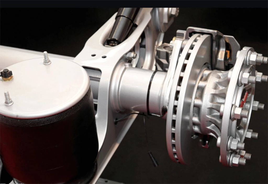 Side-by-side comparison of drum brake and disc brake systems on semi-trailer axles, showing structure, components, and braking performance differences for commercial trucks.