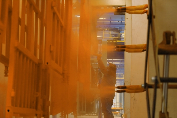 Semi-Trailer Painting Full Analysis (2025 Edition): From Manual Brushing to Powder Coating 2 Automated electrostatic powder coating applied to Kales flatbed semi-trailer components after e-coat, providing durable, zero-VOC finish on visible parts like side rails and toolboxes.