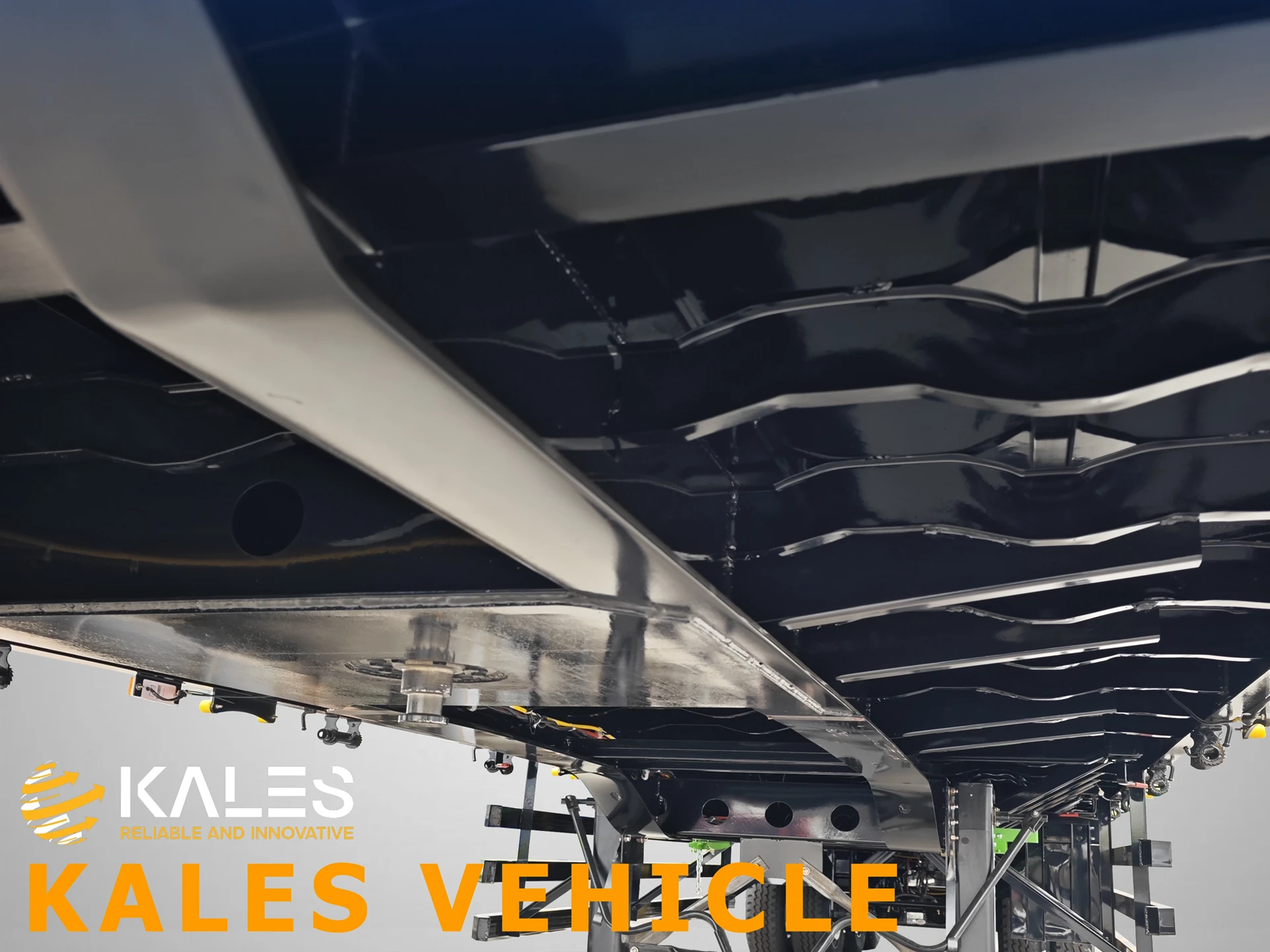 Semirremolque Plataforma con Barandas 3 Ejes Kales Versatilidad Heavy-Duty para Contenedores, Granel y Carga General 6 Estructura de chasis reforzada mostrando la viga principal