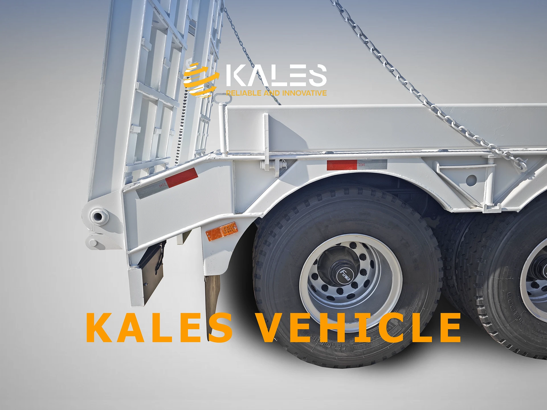 Semi-remorque Surbaissée Kales 80 Tonnes : Plateau Extensible (2,5m à 3,0m) & Pneus Renforcés 7 Rampes mécaniques renforcées Kales pour chargement d'excavatrice