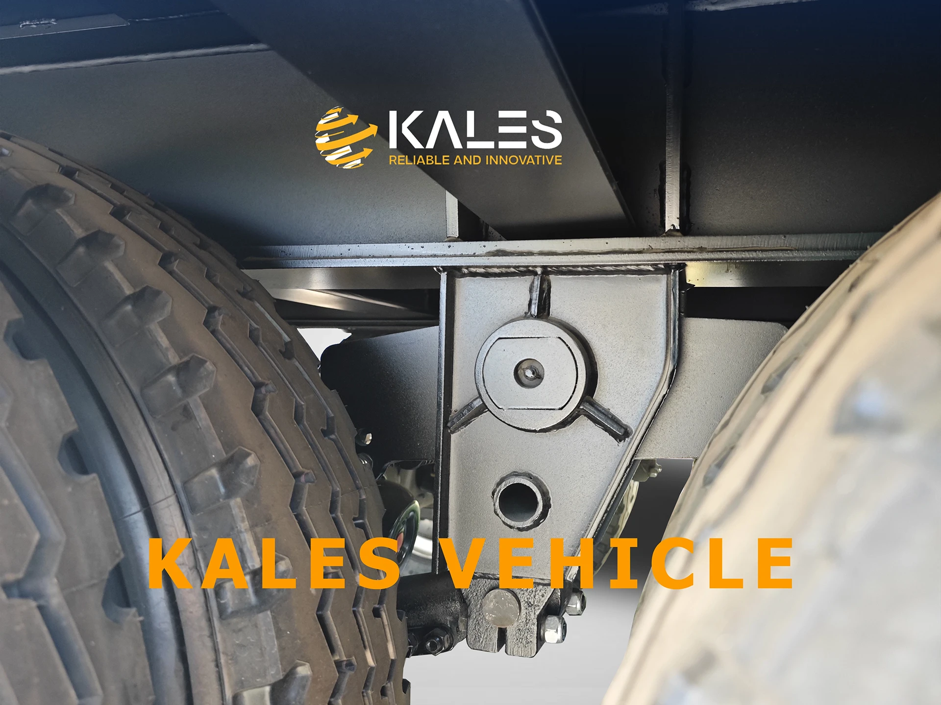 Semi-remorque Surbaissée Kales 80 Tonnes : Plateau Extensible (2,5m à 3,0m) & Pneus Renforcés 6 Supports de suspension et poutres diagonales renforcées sur remorque Kales 80 tonnes.