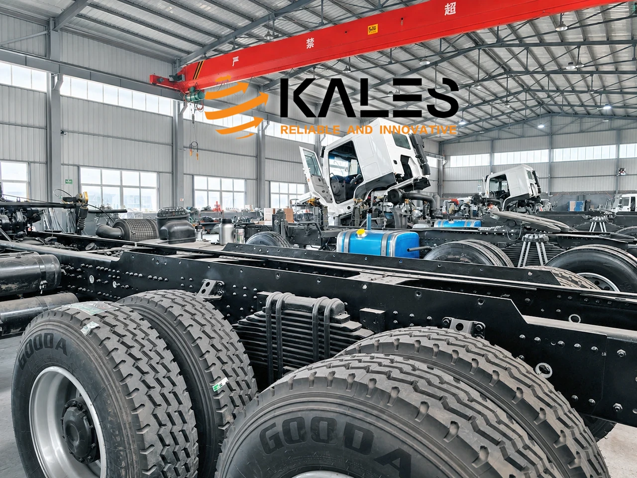 Usine de reconditionnement Kales Vehicle effectuant la remanufacture de précision sur des camions bennes HOWO 371 et tracteurs routiers HOWO 371, avec moteurs, boîtes de vitesses et châssis reconstruits aux spécifications d'usine