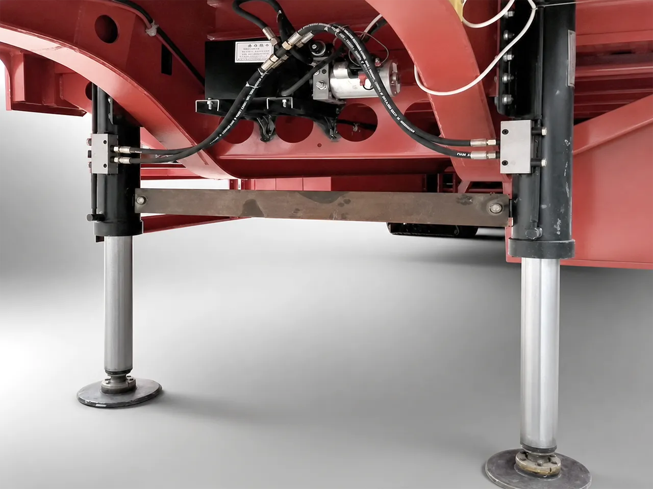 Béquille hydraulique pour semi-remorque en gros plan avec vérin et pied de support pour remorque