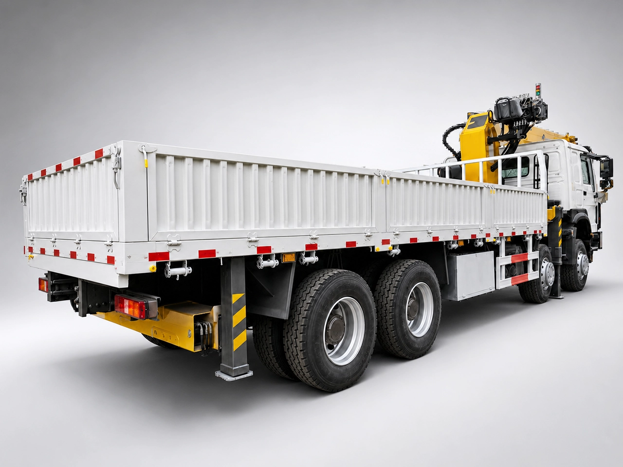Kales Vehicle HOWO 8x4 371hp 14 ton truck mounted crane with XCMG boom, rear three-quarter view