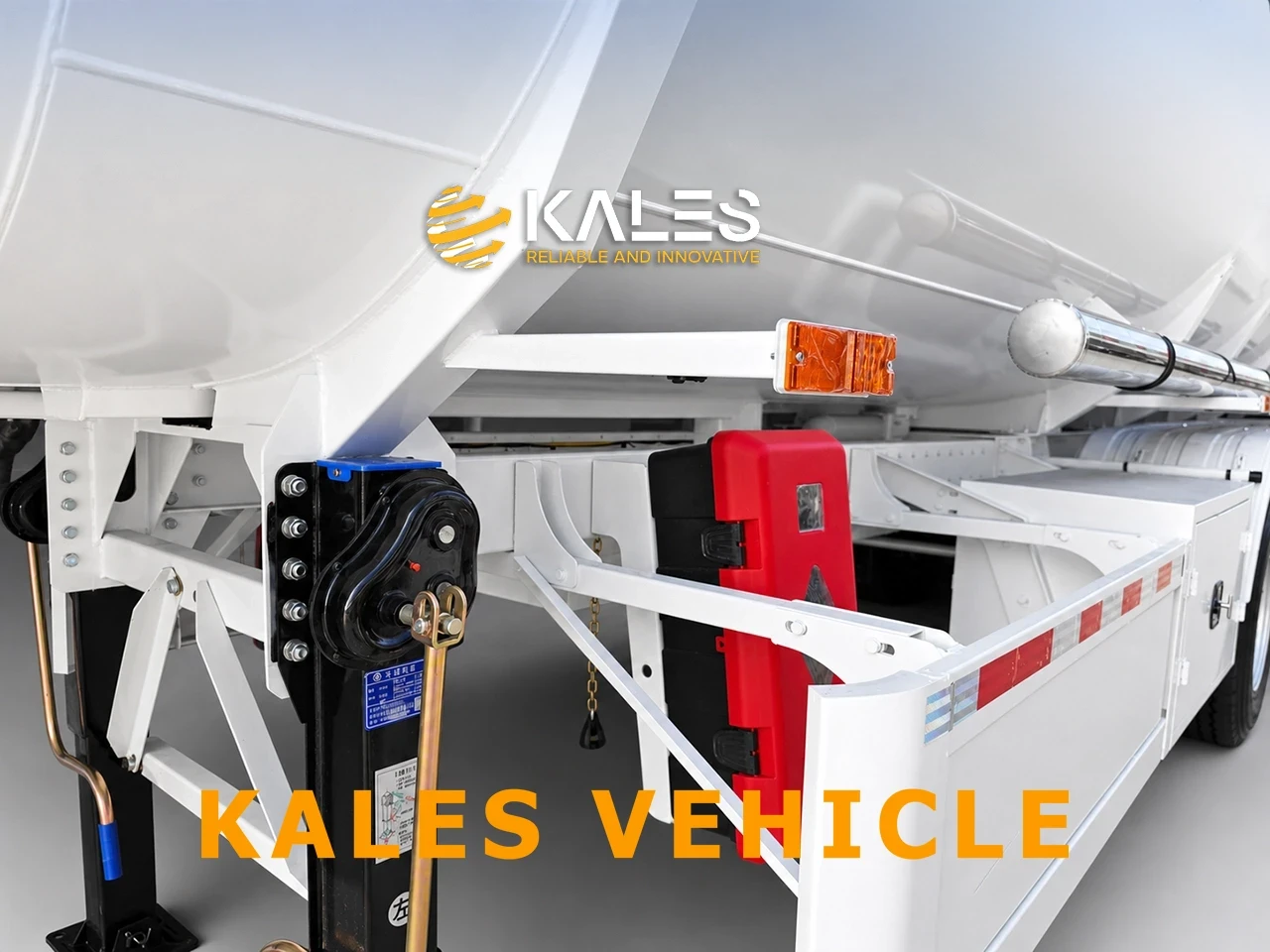 FUWA landing gear and fire extinguisher mounted on an oil tank trailer