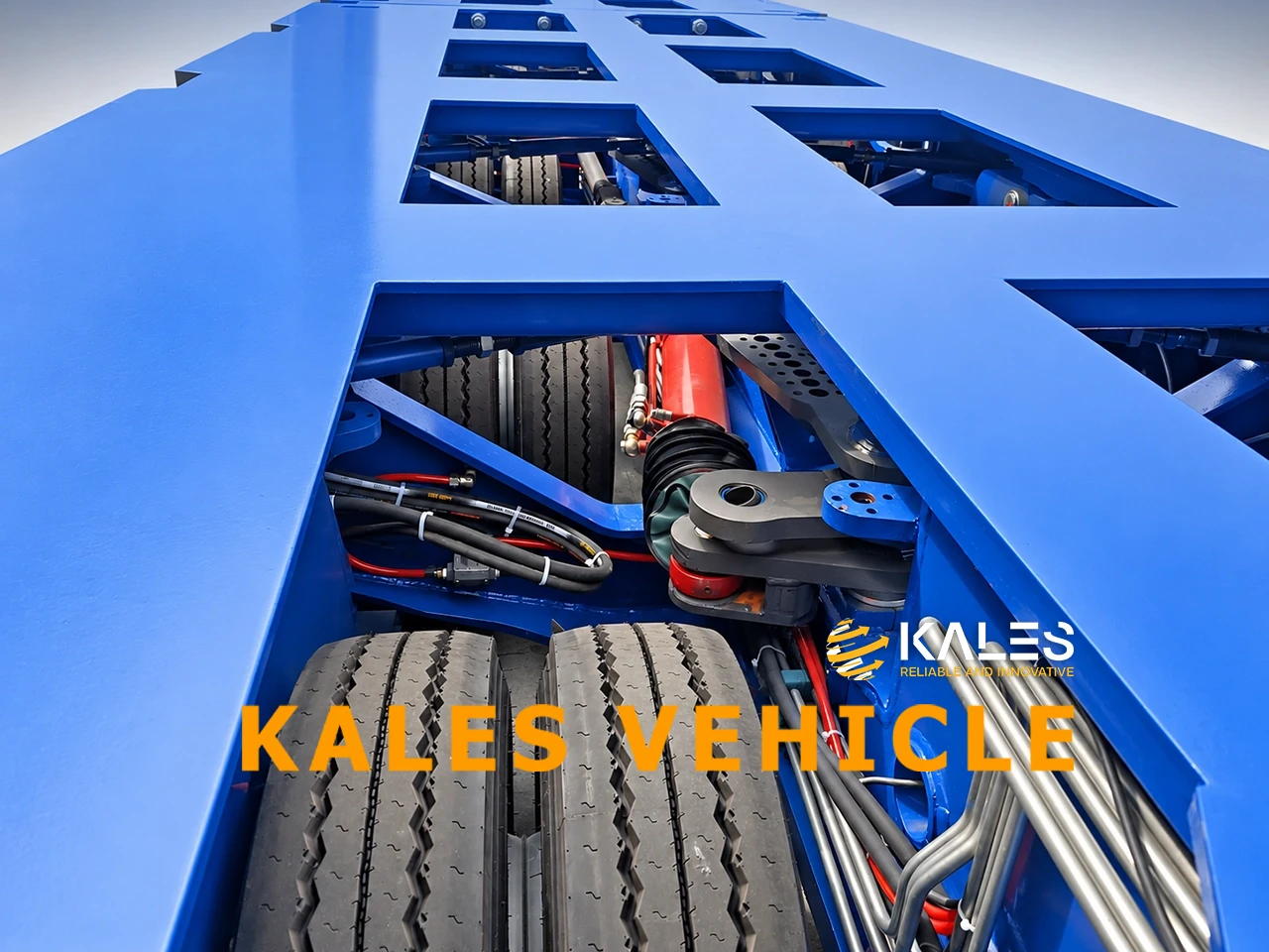 Detailed view of KALES active ±48-degree all-wheel hydraulic steering mechanism featuring dual-circuit cylinders, tie rods, and Italian Bombey control valve block.