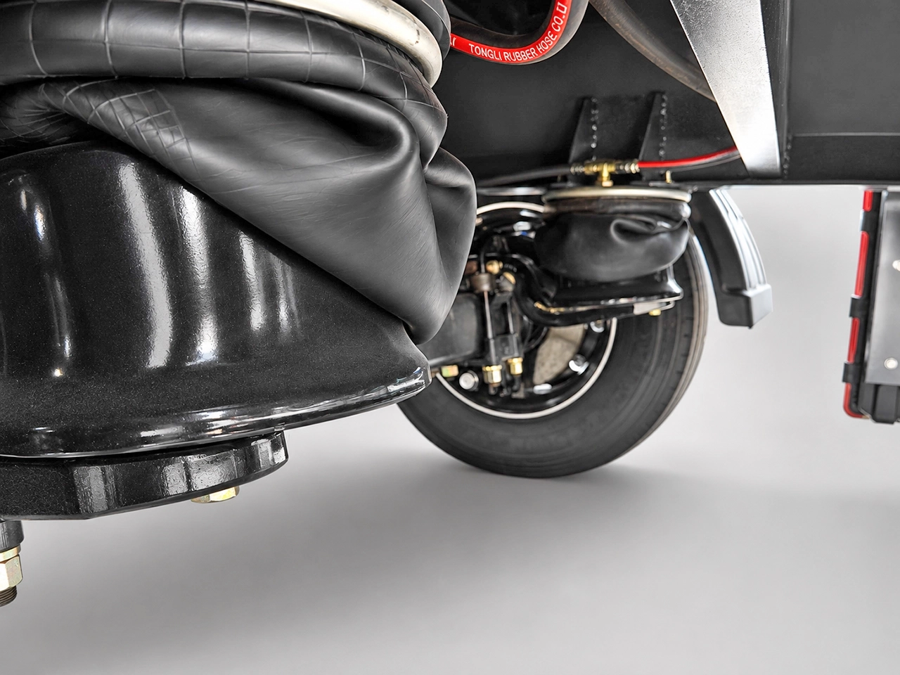 Kales center-mounted heavy-duty air suspension system with air spring bellows and WABCO EBS electronic control valve