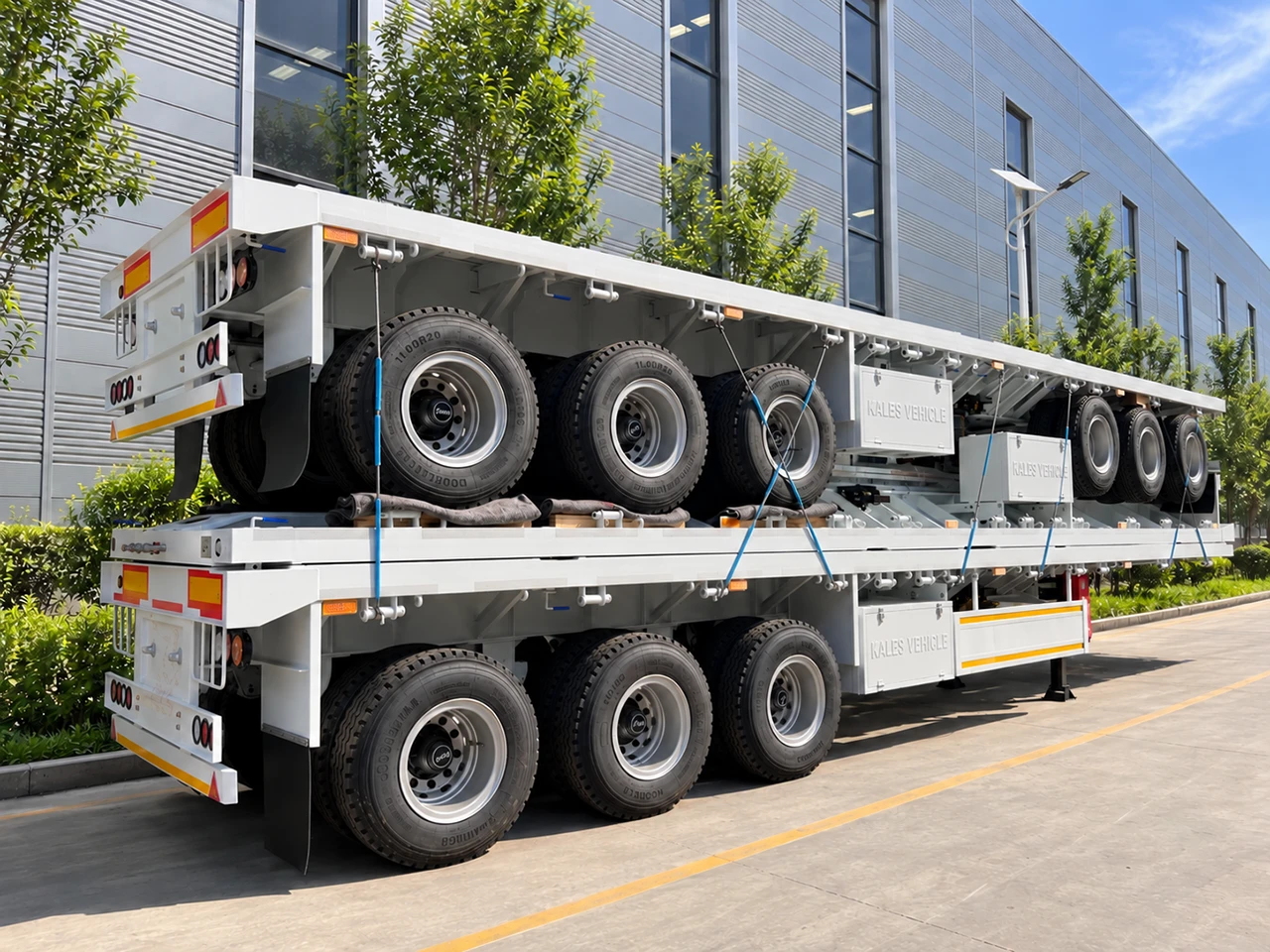 Gros plan sur trois semi-remorques plateaux porte-conteneurs 40 pieds Kales imbriquées en fardeau compact pour transport maritime